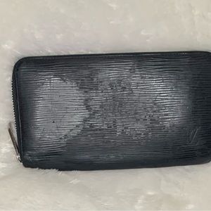 Louis Vuitton - Authentic Epi Zippy long Wallet - Used